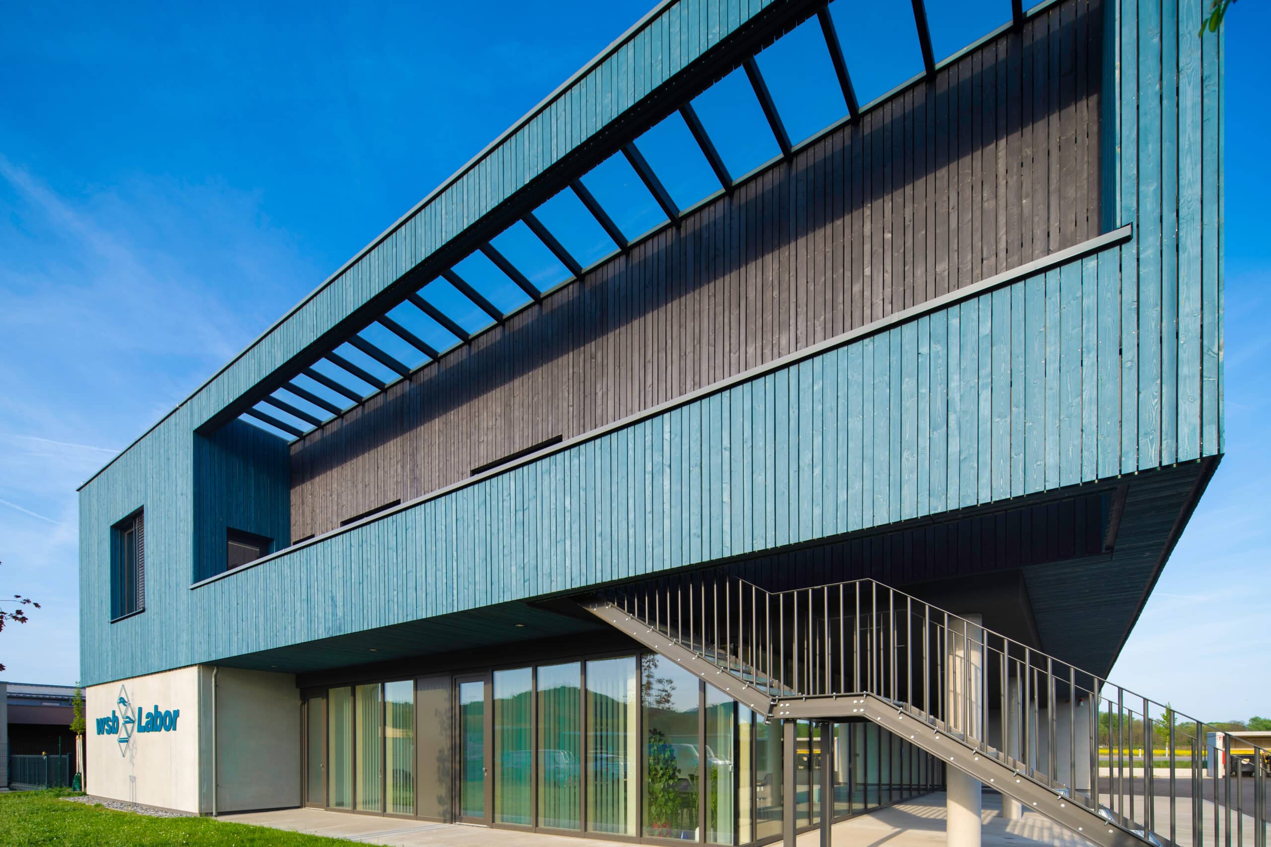 Blauw en duurzaam met Lignovit Platin van ADLER 1